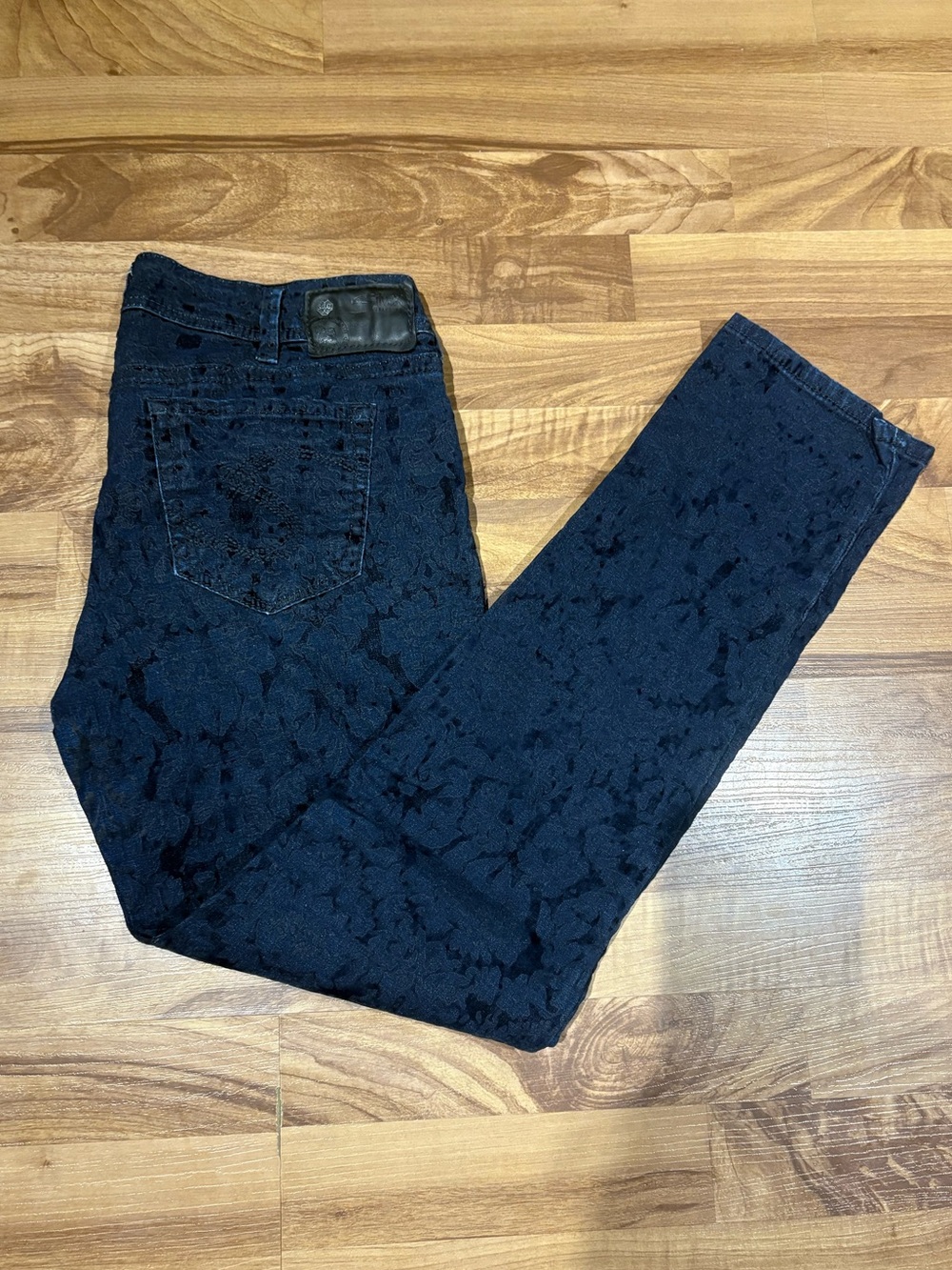 Silver Suki Skinny Floral Jean Size 32 Velour Dark Wash Denim